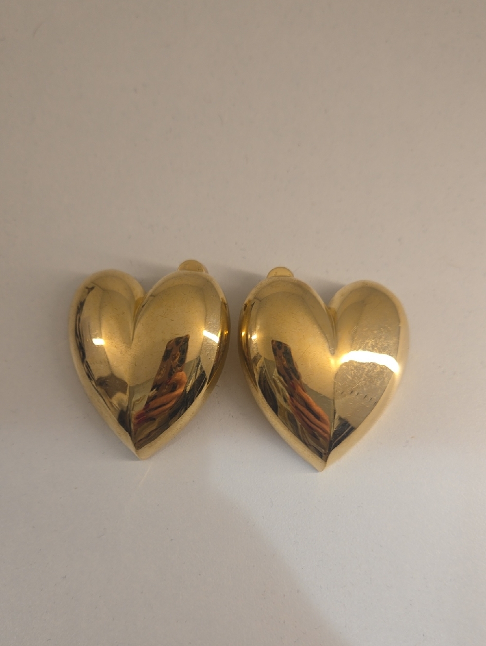Jennifer Fisher Large Gold Heart Clip-On Earrings - Shiny Gold Hearts